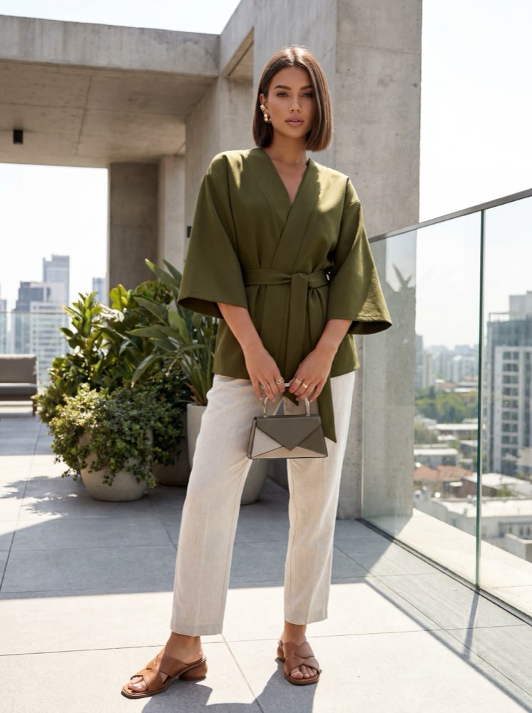 Después: otra ficha generada por ia de la misma chaqueta, con un bolso.
